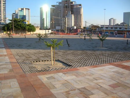 2010 - A mesma praça digna de uma metrópole sustentável e que valoriza sua História e a sustentabilidade.